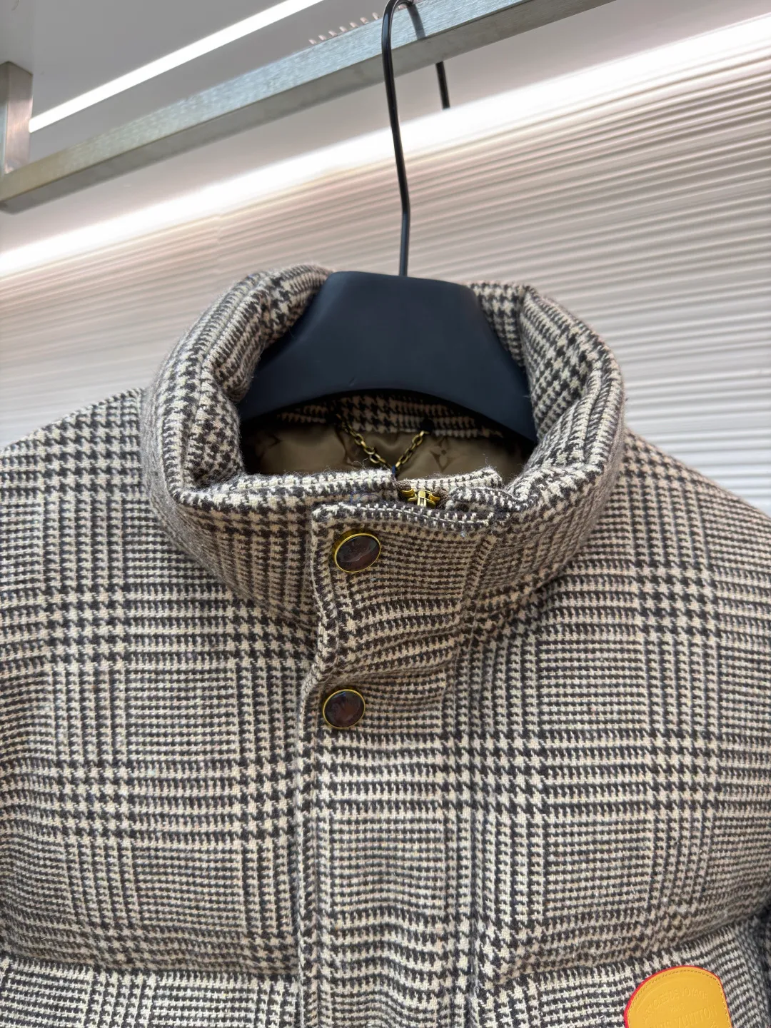 LOUIS VUITTON Tweed Plaid Tunic Stand Collar Long Sleeve Cotton Jacket ●Original version: Purchased and developed by 28699 ●Item No.: 1682302-C95 ●Fabric: Alpaca fabric ●Technology: Made by positioning cutting machine ●Color: Camel ●Version: Fitted version ●Weight: about 1725 grams ●Size: S-M-L-XL ●Description: This plaid down jacket is made of high-count wool-blend plaid fabric. It has been woven and dyed to create a rich brown-toned plaid texture. The fabric has been pre-shrunk and anti-pilling finished to give both texture and durability. The filling is made of gold-matched velvet material of 90% white goose down and 10% white goose feather, which is evenly distributed through the three-dimensional lattice filling process to eliminate the problem of velvet running; the stand-up collar version adopts a double-layer composite lining to lock the temperature, and the placket is customized with matte metal snaps and resin buttons of the same color, which fits the overall retro texture. The left chest is inlaid with a hand-polished cowhide logo plate, and the edges are oil-sealed. Each stitch adopts a 3cm/12-needle precision sewing standard, combined with the seamless taping process of invisible pockets, integrating functionality and craftsmanship details, fully displaying ingenuity and craftsmanship. The overall wiring is straight and delicate, the fabric is comfortable and soft, and the color is consistent without color difference. It can be matched with the same style to create a fashionable look and control various occasions. Customized accessories, complete with three standards, same style for men and women!